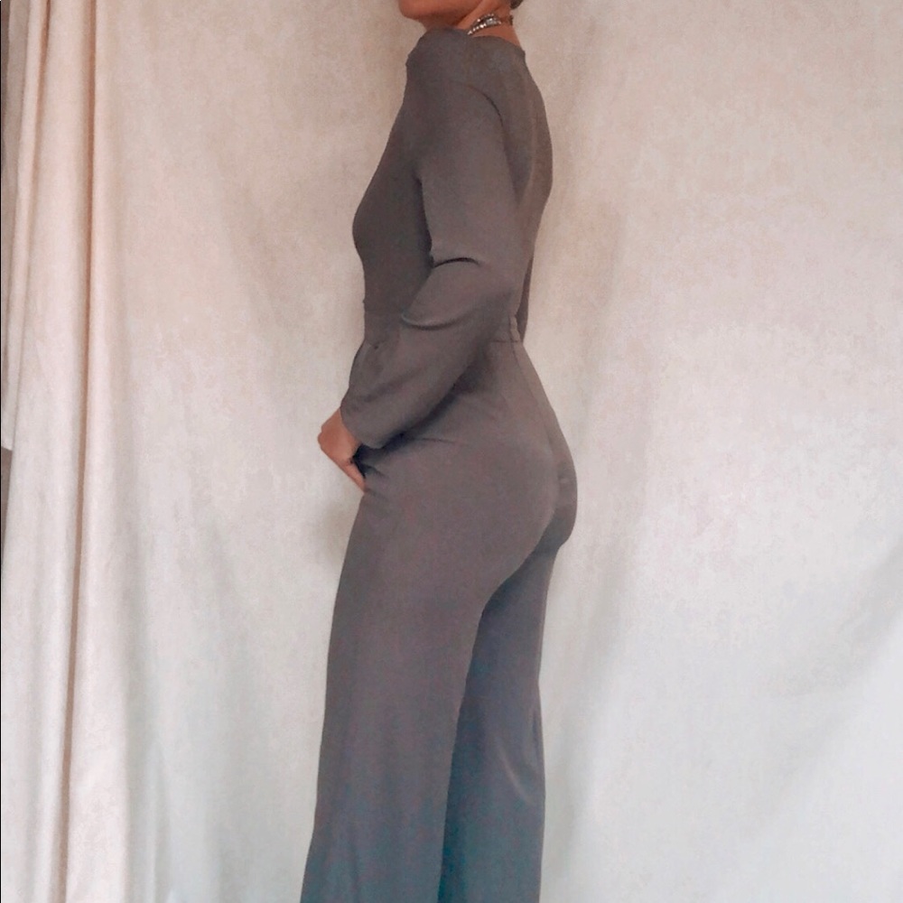 Never worn deep v-neck jumpsuit - Picture 5 of 6